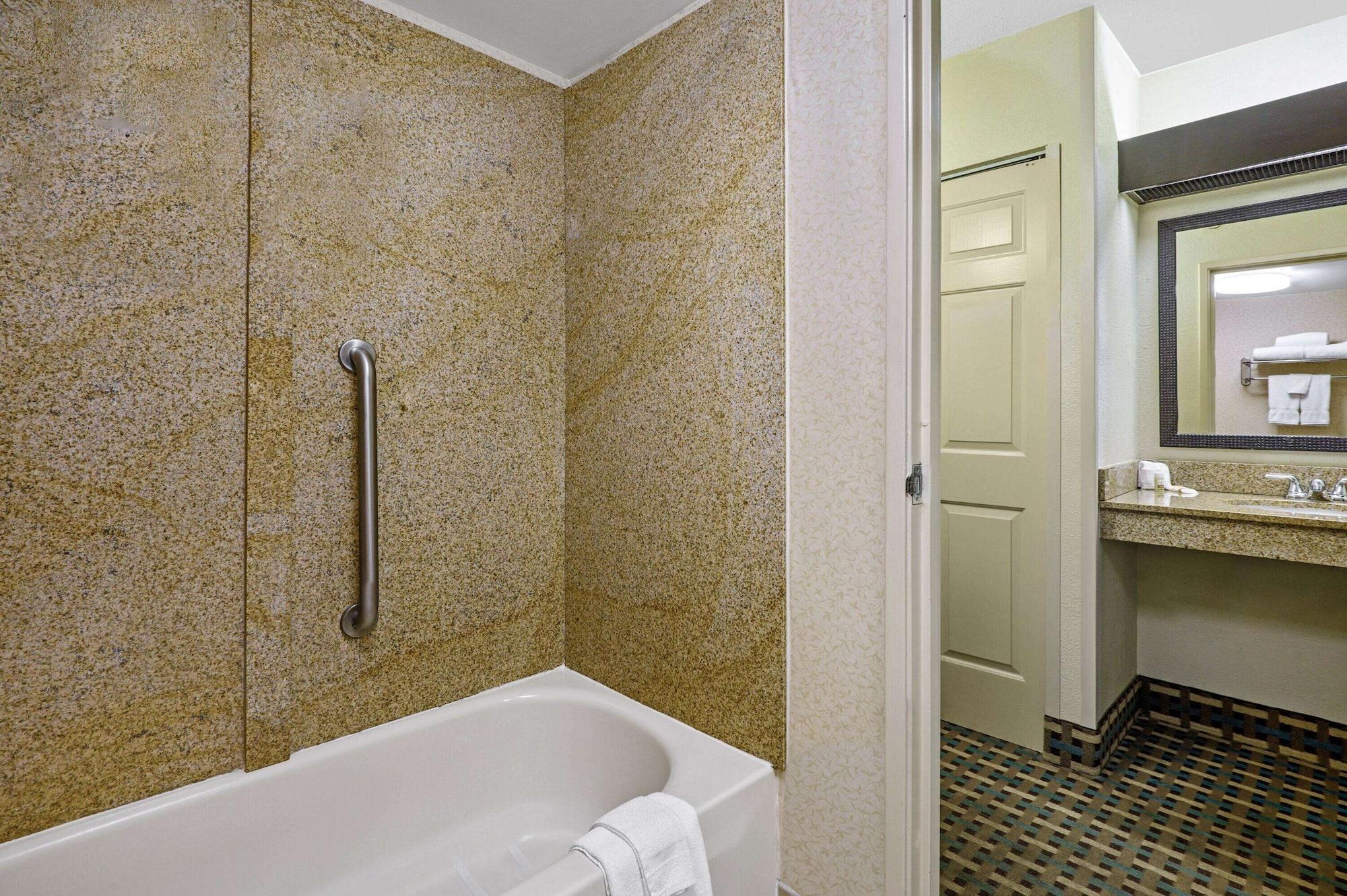 La Quinta Inn By Wyndham Columbia Se Fort Jackson Екстер'єр фото