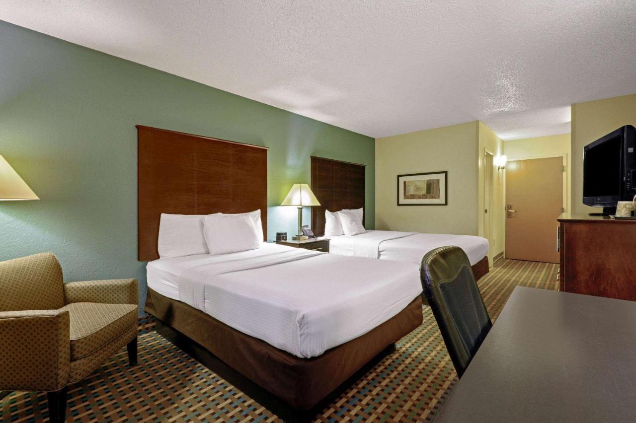 La Quinta Inn By Wyndham Columbia Se Fort Jackson Екстер'єр фото