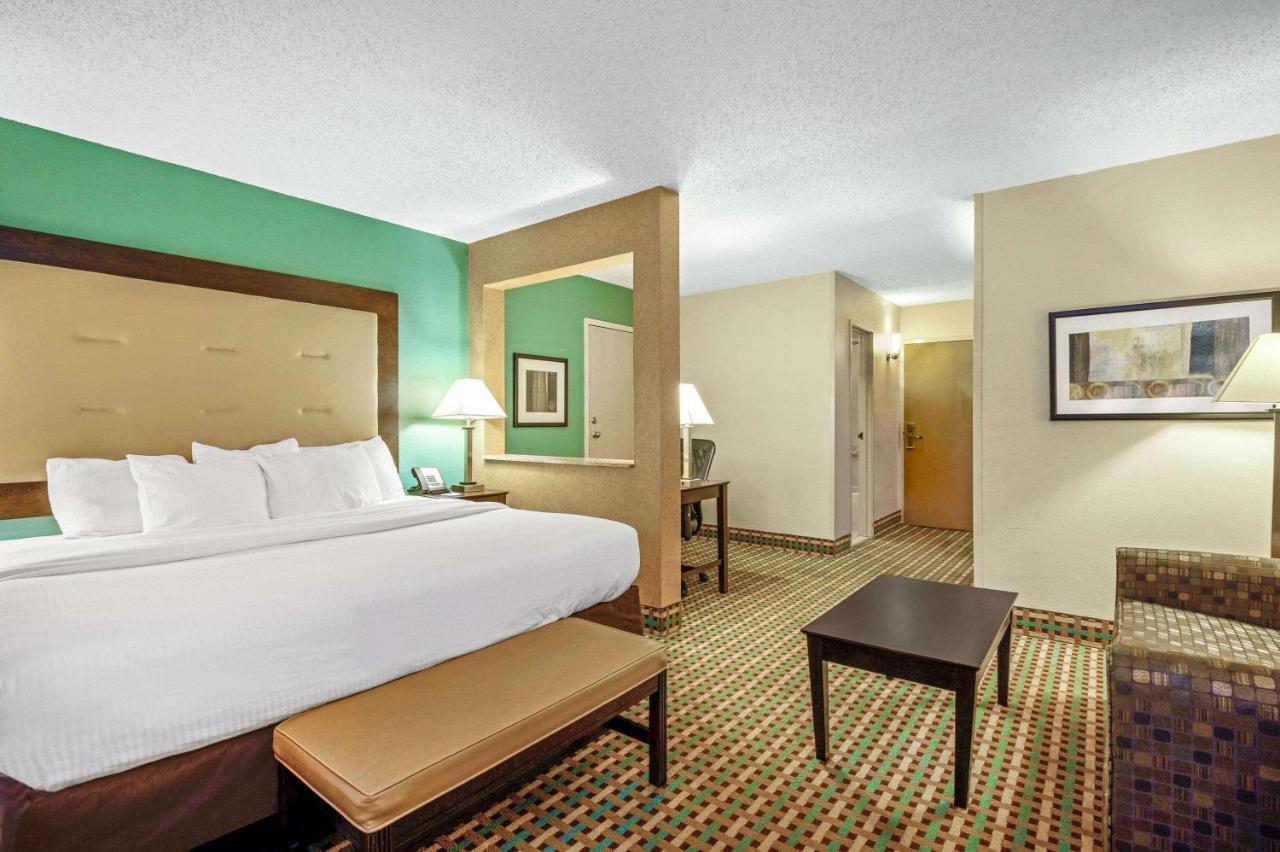 La Quinta Inn By Wyndham Columbia Se Fort Jackson Екстер'єр фото