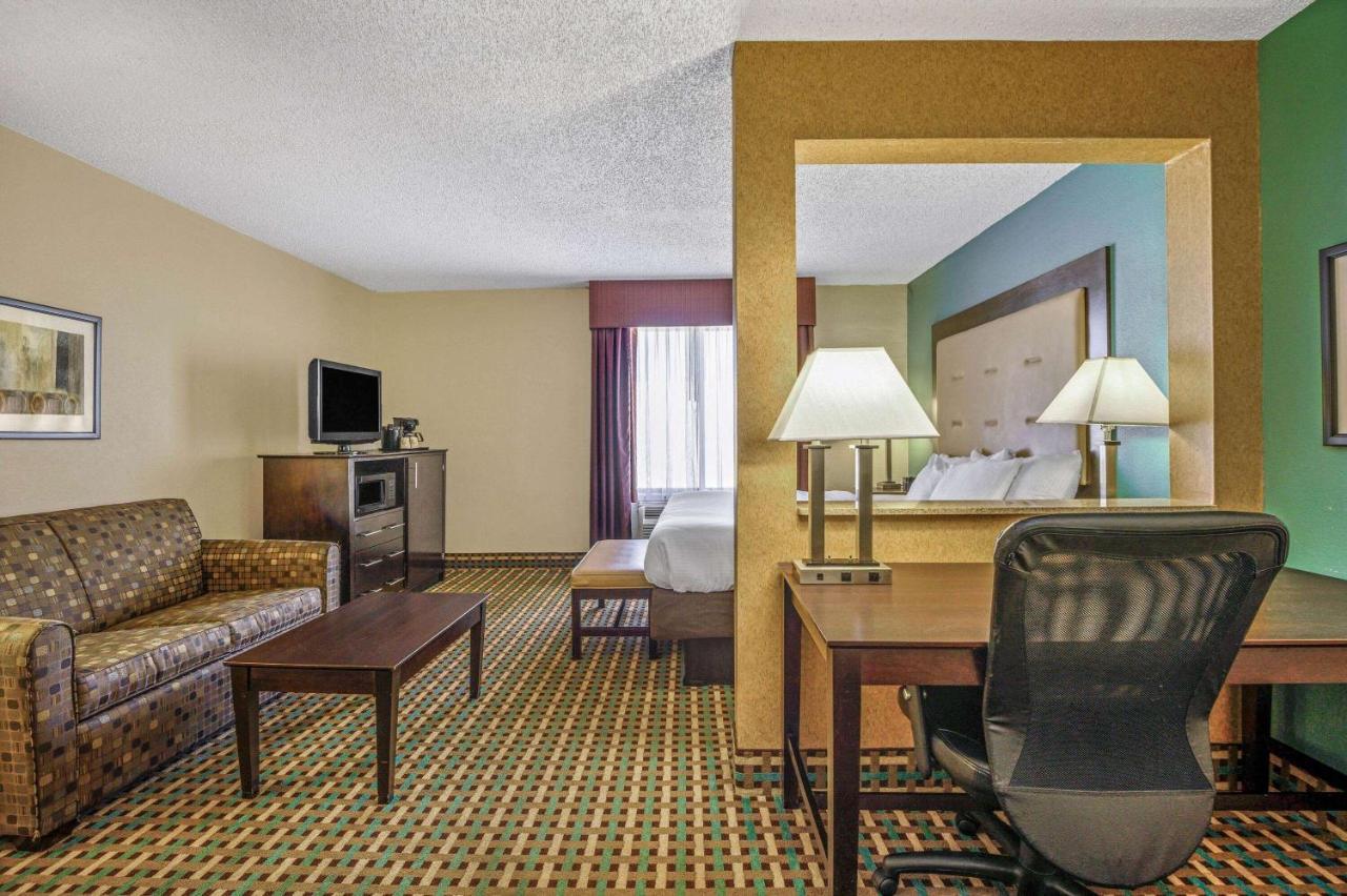 La Quinta Inn By Wyndham Columbia Se Fort Jackson Екстер'єр фото