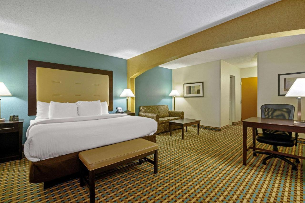 La Quinta Inn By Wyndham Columbia Se Fort Jackson Екстер'єр фото
