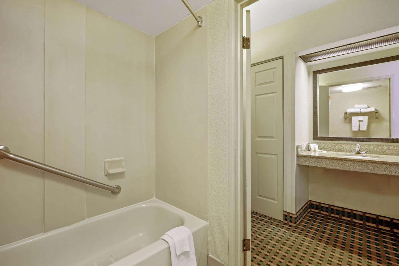 La Quinta Inn By Wyndham Columbia Se Fort Jackson Екстер'єр фото
